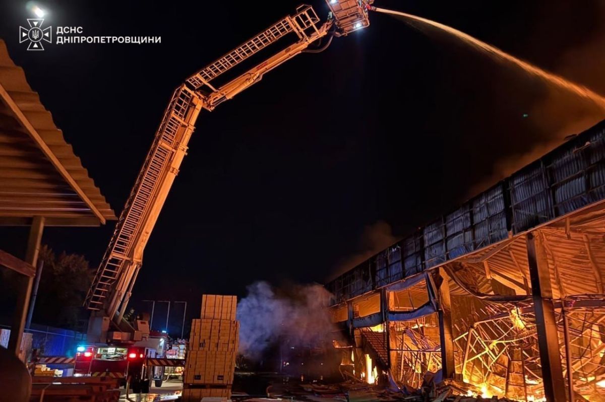 Горящее предприятие пищевой промышленности в Николаевской области (фото 1-4), строительный супермаркет в Павлограде Днепропетровской области (фото 5-6) и склады с продуктами в Одесской области (фото 7-9) Горящее предприятие пищевой промышленности в Николаевской области (фото 1-4), строительный супермаркет в Павлограде Днепропетровской области (фото 5-6) и склады с продуктами в Одесской области (фото 7-9)