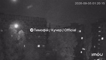 В объектив уличной камеры в Днепропетровске попали взрывы двух ракет и звук взрыва третьей