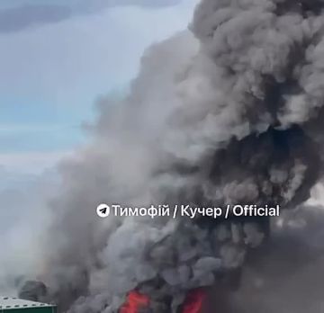 Еще кадры пожара в Днепропетровске