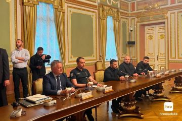Зеленский подготовил Уиткоффу и Кушнеру футболки с надписью «Киевский режим»