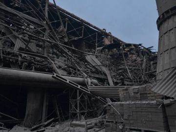 Последствия четвертого за месяц ракетного удара по металлургическому комбинату "Запорожсталь" в Запорожье