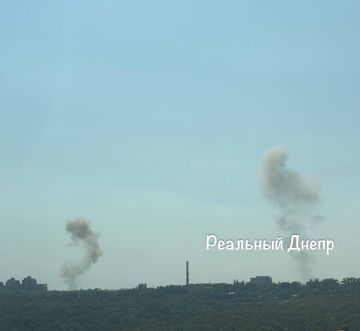 Дым поднимается над Днепром после прилета "бандеролей"