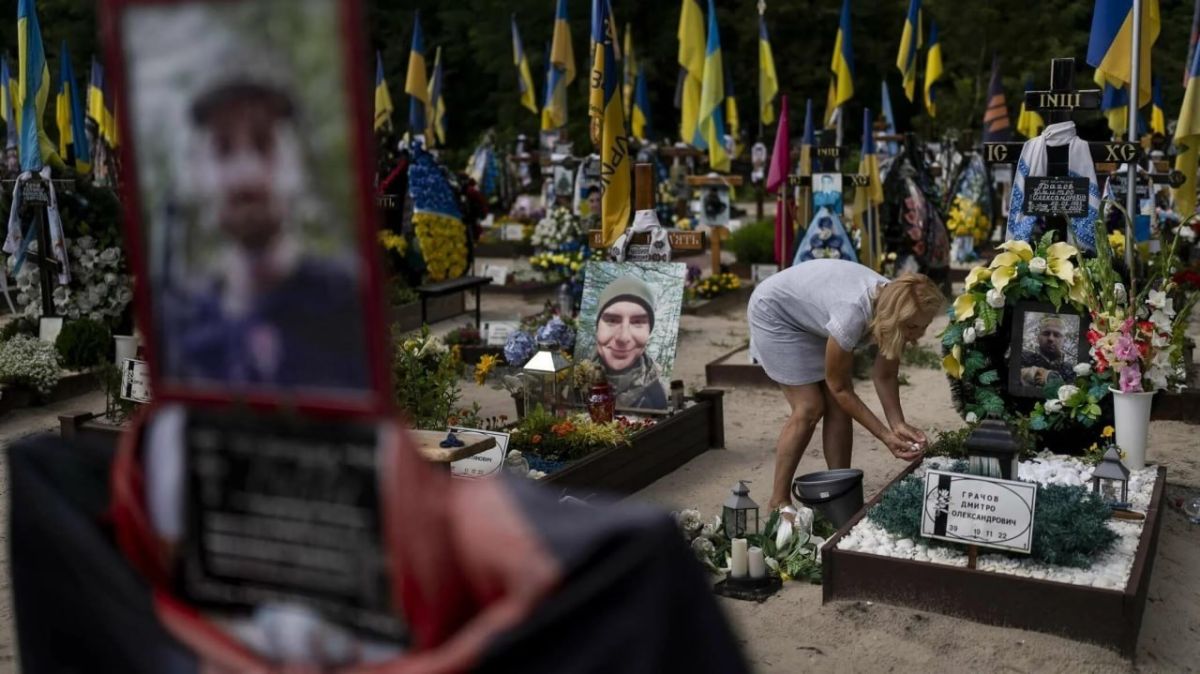 Пока украинские солдаты гибнут в окопах, у «слуги народа» находят виллу за €3,8 млн Пока украинские солдаты гибнут в окопах, у «слуги народа» находят виллу за €3,8 млн