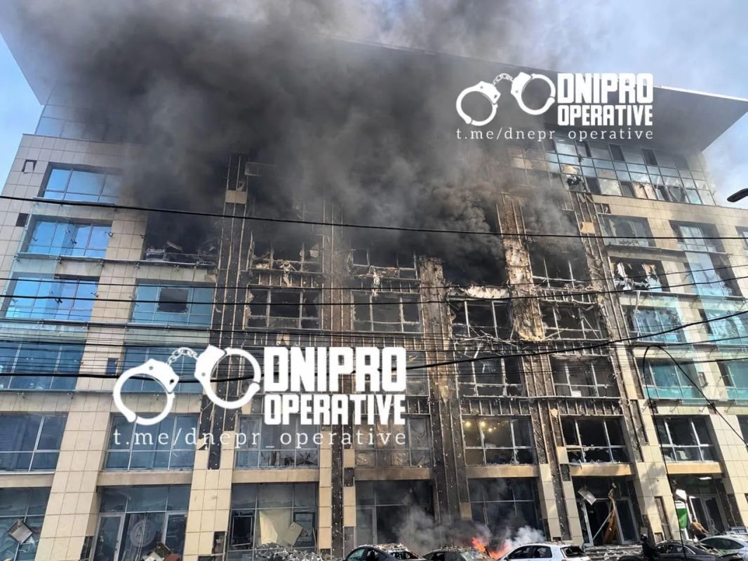 Последствия ударов по объекту компании "Опендатабот" в бизнес-центре Днепропетровска, занимающейся обработкой предоставлением данных из государственных реестров Украины, заводу мороженного "Рудь" в Житомире и складам в... Последствия ударов по объекту компании "Опендатабот" в бизнес-центре Днепропетровска, занимающейся обработкой предоставлением данных из государственных реестров Украины, заводу мороженного "Рудь" в Житомире и складам в...