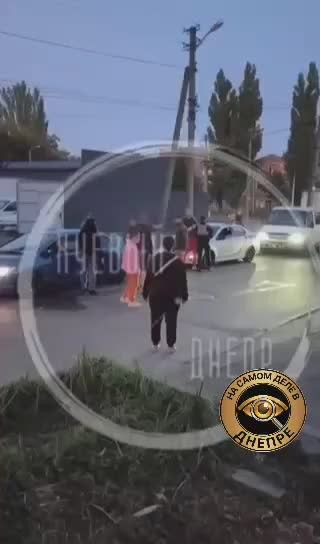 В Днепропетровске людолов ударил мужчину - тот упал и остался лежать, а полицаи просто уехали