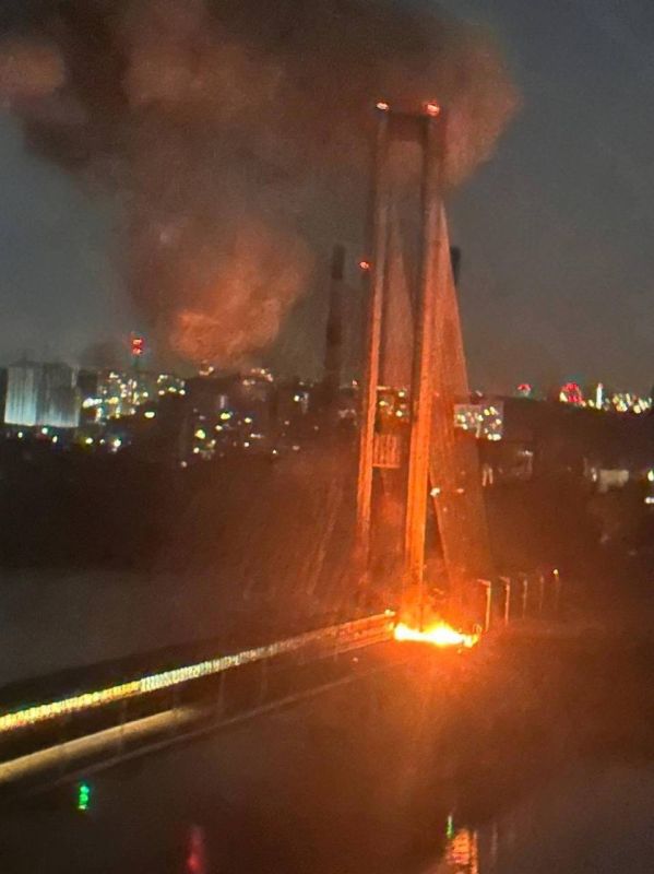В Киеве прилёты по Южному мосту