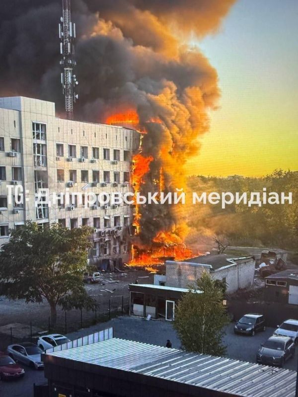 В центре Павлограда в результате удара загорелось административное здание
