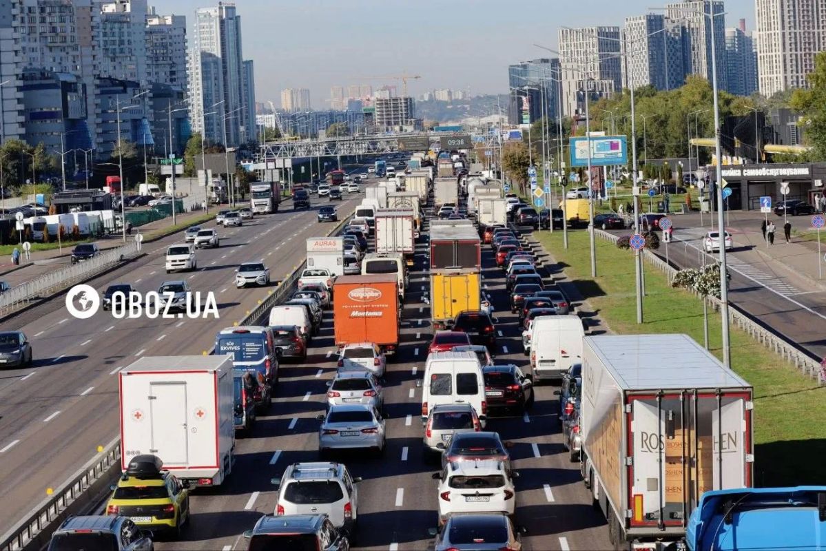 Этим утром в Киеве цены на такси взлетели в космос после уничтожения моста: чтобы просто перебраться с левого берега на правый, надо отстегнуть не менее 1 тыс Этим утром в Киеве цены на такси взлетели в космос после уничтожения моста: чтобы просто перебраться с левого берега на правый, надо отстегнуть не менее 1 тыс