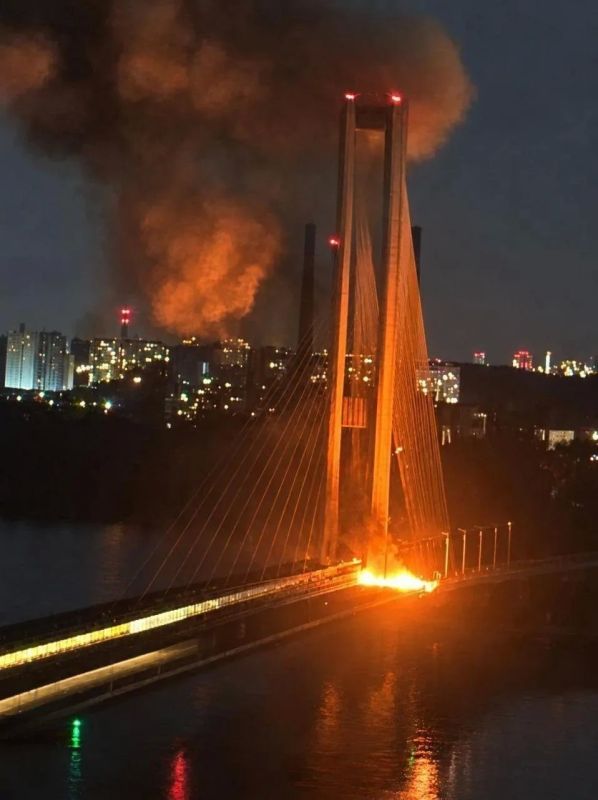Этим утром в Киеве цены на такси взлетели в космос после уничтожения моста: чтобы просто перебраться с левого берега на правый, надо отстегнуть не менее 1 тыс Этим утром в Киеве цены на такси взлетели в космос после уничтожения моста: чтобы просто перебраться с левого берега на правый, надо отстегнуть не менее 1 тыс