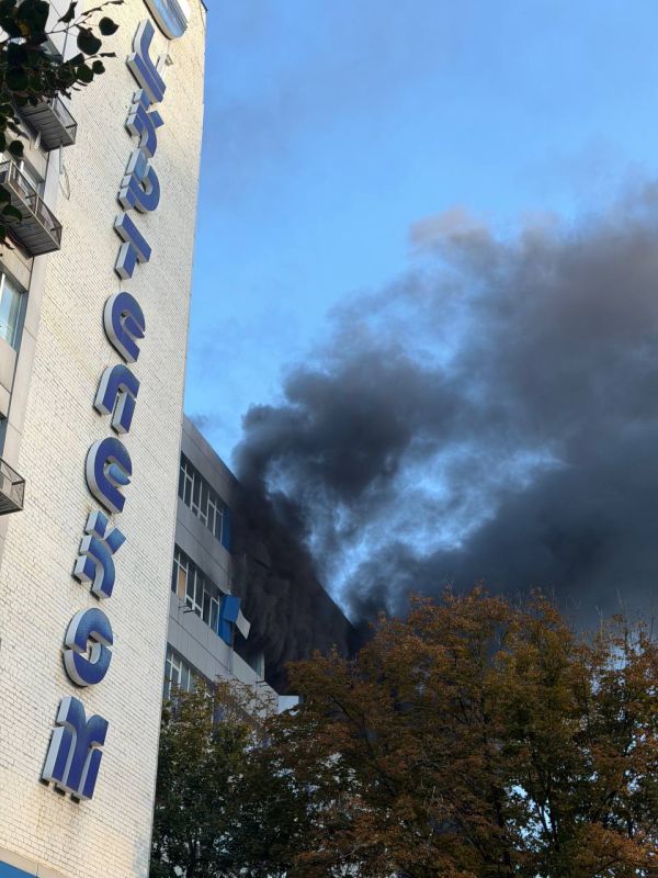В Днепре прилет БпЛА по офису "Укртелекома" В Днепре прилет БпЛА по офису "Укртелекома"