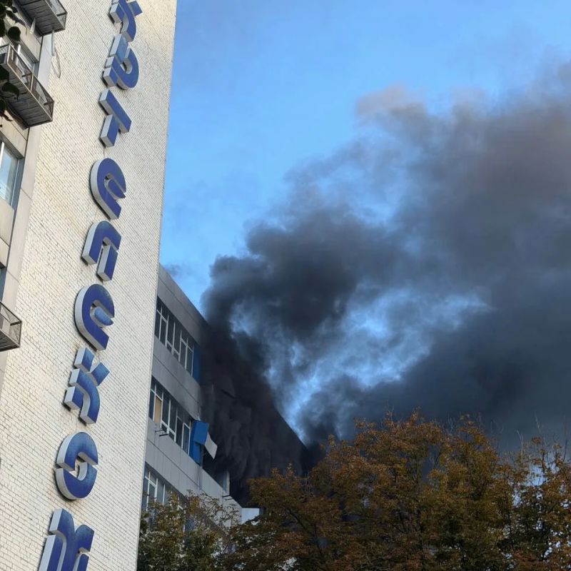 В Днепропетровске дымно — здание "Укртелекома" поразил дрон, сообщают украинские СМИ В Днепропетровске дымно — здание "Укртелекома" поразил дрон, сообщают украинские СМИ