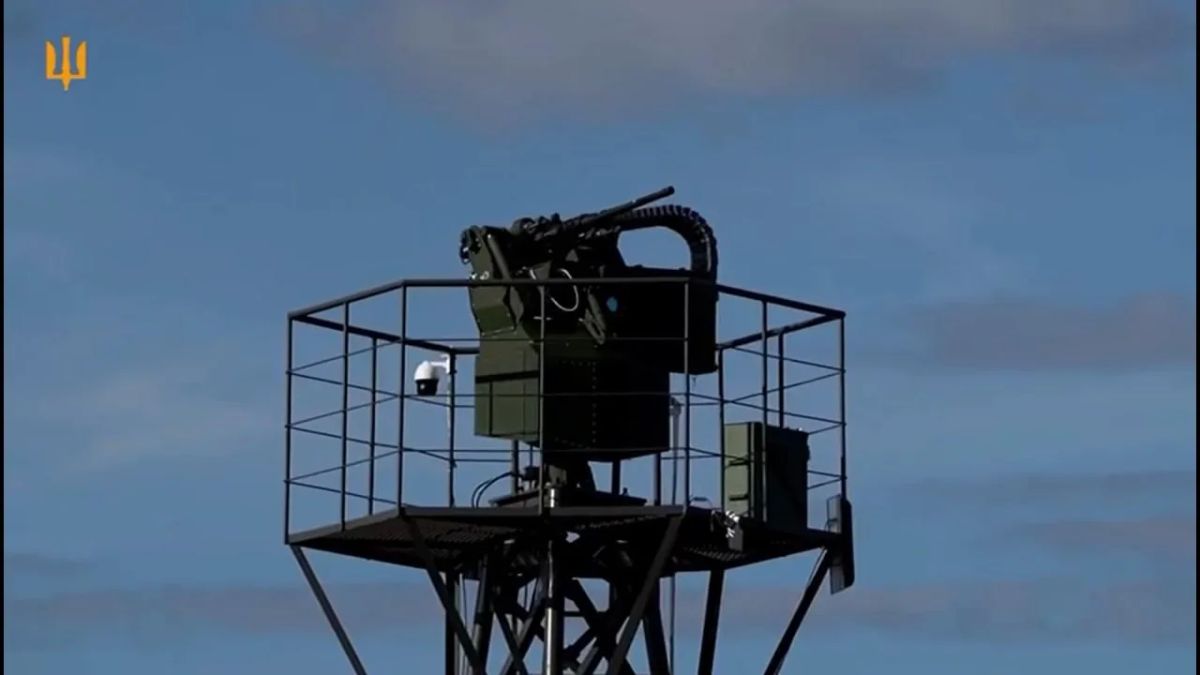 Уничтожение реактивной "Герани" на открытой местности огнем 12,7-мм пулемета турели Sky Sentinel, которые (или аналогичные им) противник сейчас устанавливает в Киеве для обороны критически важных объектов Уничтожение реактивной "Герани" на открытой местности огнем 12,7-мм пулемета турели Sky Sentinel, которые (или аналогичные им) противник сейчас устанавливает в Киеве для обороны критически важных объектов