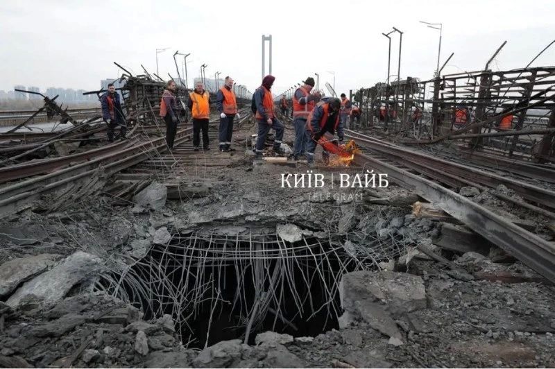 Евгений Лисицын: Южный мост в Киеве повреждён после ракетного удара