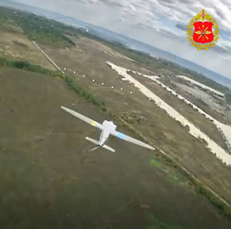 Кадры применения дрона-перехватчика «Ф-1» с боевой частью одним из зенитных подразделений ГВ «Центр» на Днепропетровском направлении Кадры применения дрона-перехватчика «Ф-1» с боевой частью одним из зенитных подразделений ГВ «Центр» на Днепропетровском направлении
