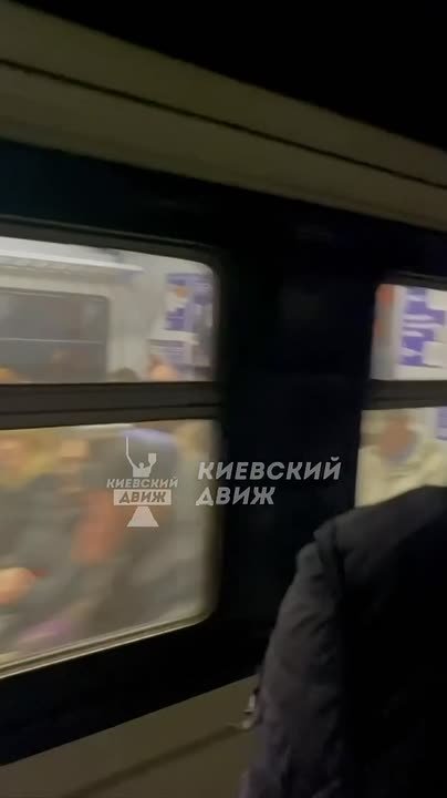 Пассажиры в Киеве пытаются перебраться через Днепр, но в городе транспортный коллапс