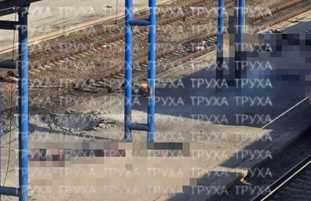 На железнодорожном вокзале Днепропетровска зафиксирована воронка после прилёта На железнодорожном вокзале Днепропетровска зафиксирована воронка после прилёта
