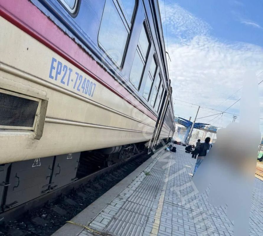 На вокзале Днепропетровска после прилёта образовалась воронка На вокзале Днепропетровска после прилёта образовалась воронка