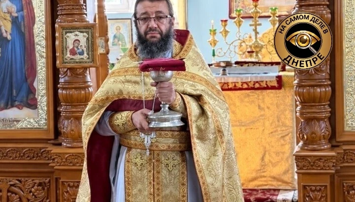 Пиксельные черти схватили священника прямо у порога его дома