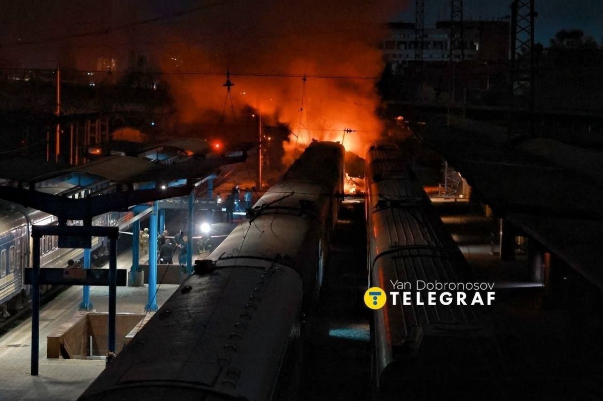 Два майора: Вчера вечером ВС России били по ж/д вокзалу Днепропетровска - «Укрзализныця» Два майора: Вчера вечером ВС России били по ж/д вокзалу Днепропетровска - «Укрзализныця»